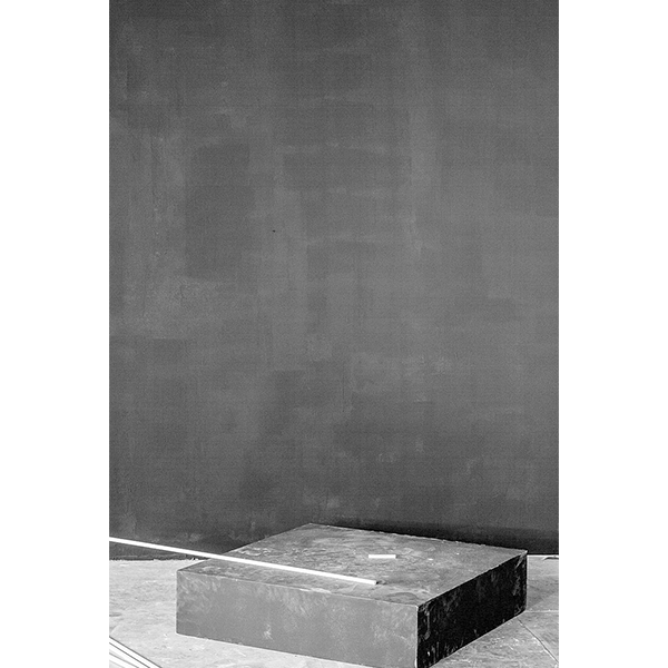 PETER PUKLUS<br/>3786 Pedestal (Black), 2015, analogue print on baryta-paper, 36 x 24,7 cm, ed. 5