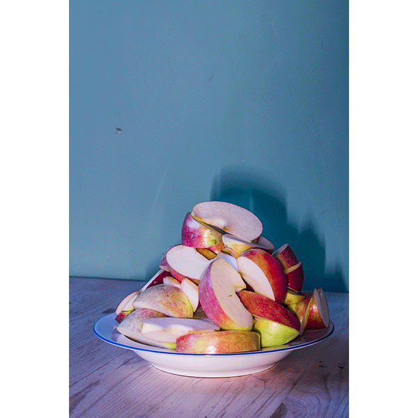 PETER PUKLUS<br/>Sliced apples, 2015, analogue print on color-paper, 36 x 24,7 cm, ed. 5