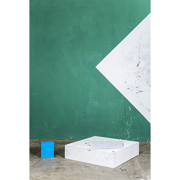 PETER PUKLUS<br/>6383 White pedestal with blue cube, 2014, analogue print on color-paper, 36 x 24,7 cm, ed. 5