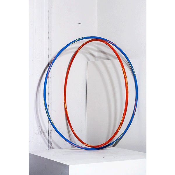 PETER PUKLUS<br/>0691 Hula-hoops (Blue and Red), 2014, analogue print on color-pape, 36 x 24,7 cm, ed.5